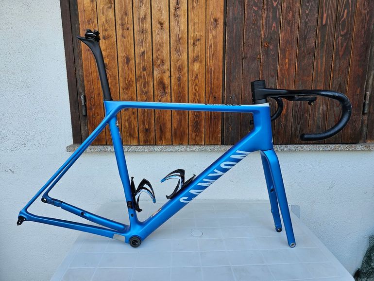 Used Canyon Ultimate CF SL Disc 8.0 Di2 2020 Frameset 2020 Road & Gravel, Blu — image 1 of 6