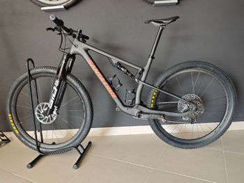 Used Santa Cruz Blur Sram Eagle Transmission XX 2025 Mountainbike, Black — image 8 of 11