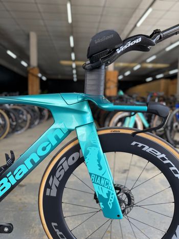 Used Bianchi Aquila RC Disc Di2 Carbon 2025 Road & Gravel — image 7 of 24