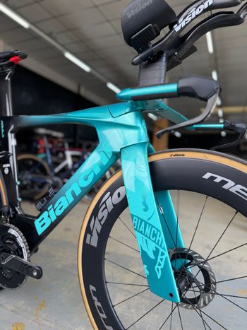 Used Bianchi Aquila RC Disc Di2 Carbon 2025 Road & Gravel — image 5 of 24