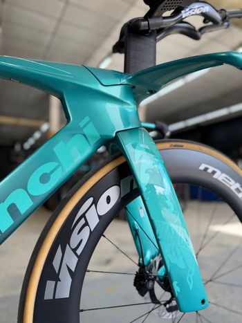 Used Bianchi Aquila RC Disc Di2 Carbon 2025 Road & Gravel — image 10 of 24