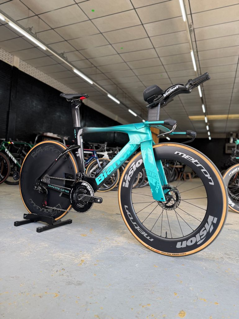 Used Bianchi Aquila RC Disc Di2 Carbon 2025 Road & Gravel — image 2 of 24