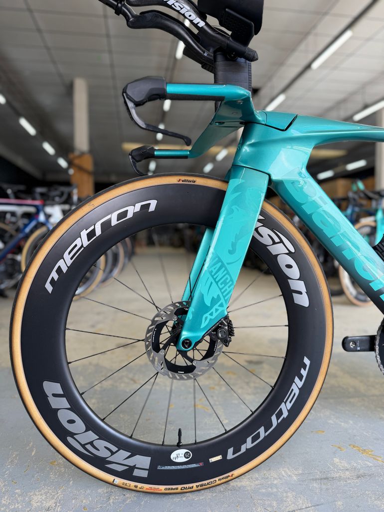 Used Bianchi Aquila RC Disc Di2 Carbon 2025 Road & Gravel — image 15 of 24