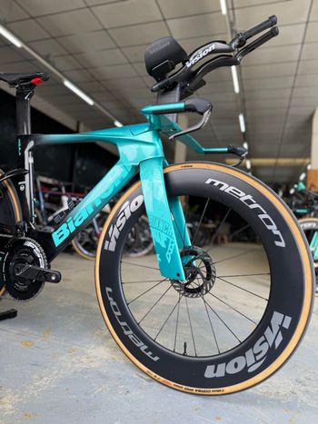 Used Bianchi Aquila RC Disc Di2 Carbon 2025 Road & Gravel — image 3 of 24
