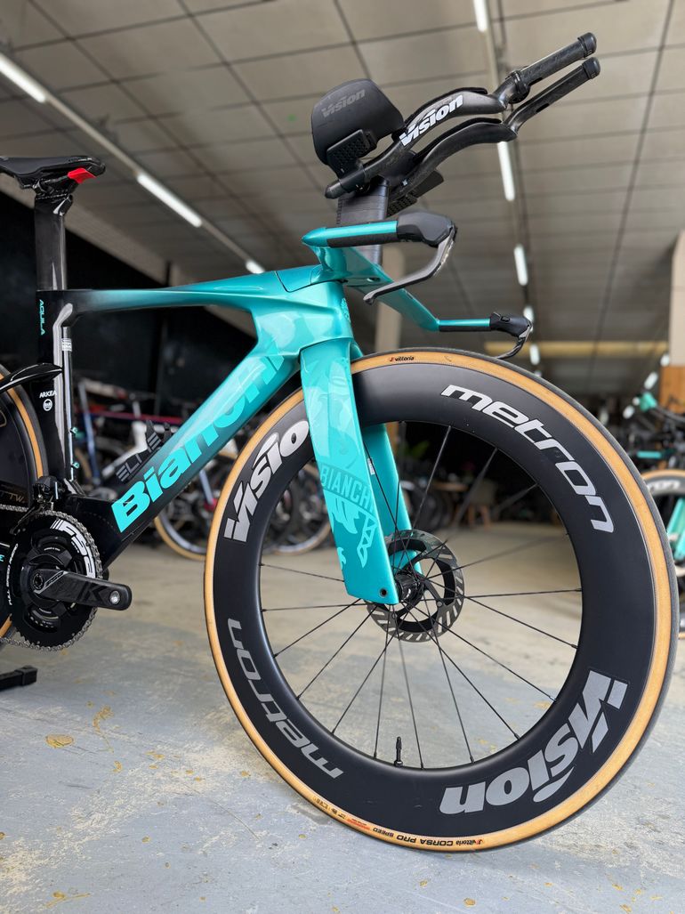 Used Bianchi Aquila RC Disc Di2 Carbon 2025 Road & Gravel — image 3 of 24