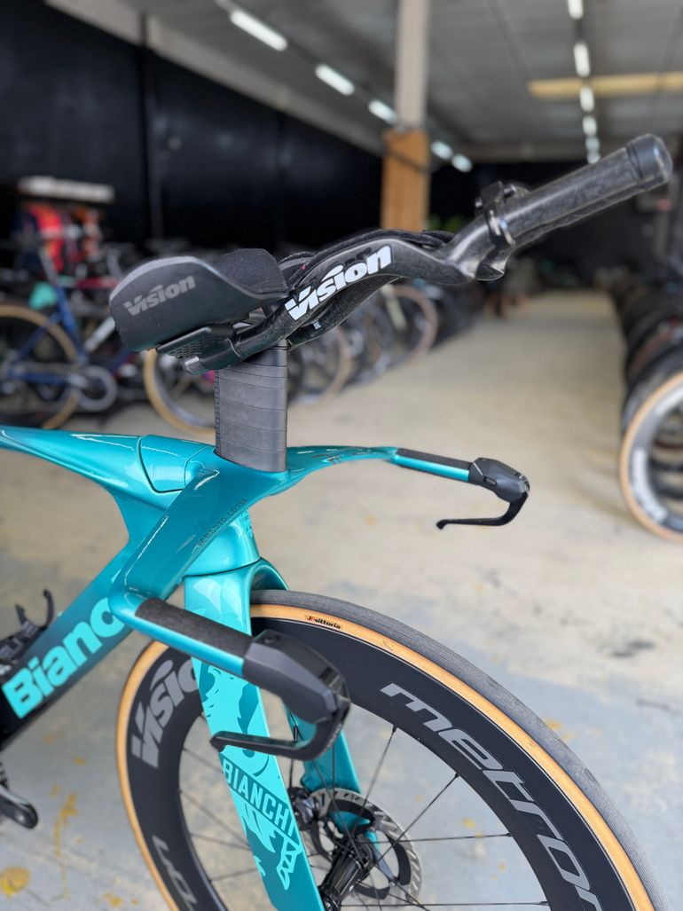 Used Bianchi Aquila RC Disc Di2 Carbon 2025 Road & Gravel — image 4 of 24