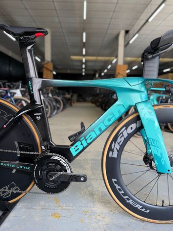 Used Bianchi Aquila RC Disc Di2 Carbon 2025 Road & Gravel — image 11 of 24