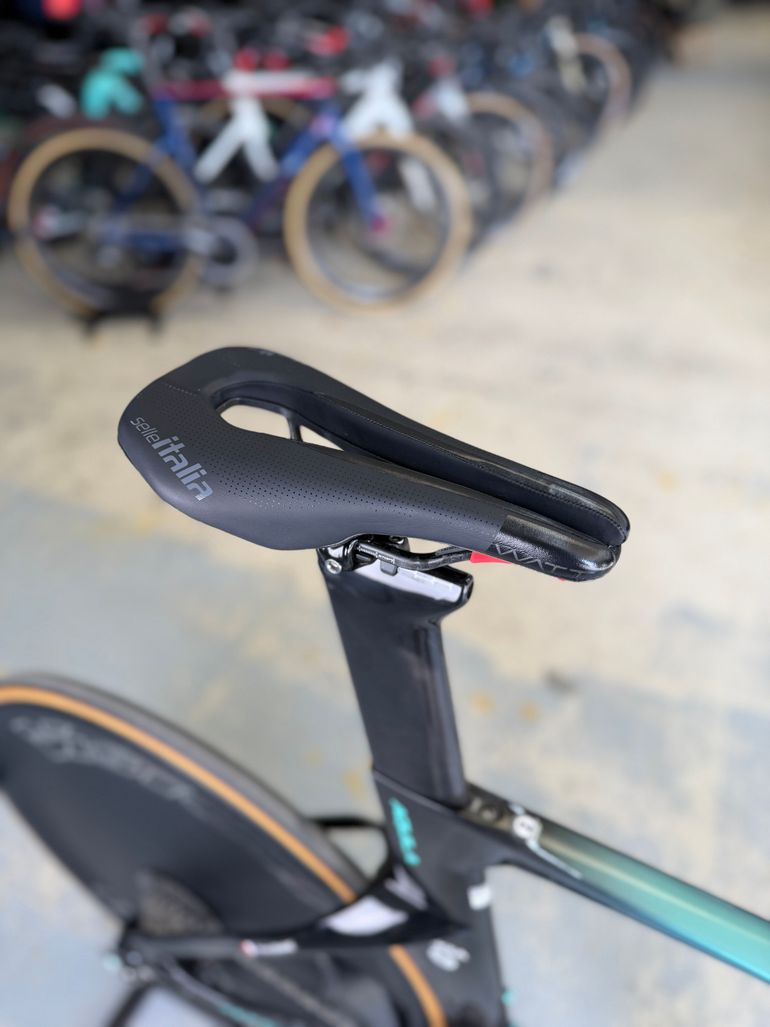 Used Bianchi Aquila RC Disc Di2 Carbon 2025 Road & Gravel — image 14 of 24
