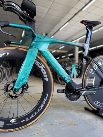 Used Bianchi Aquila RC Disc Di2 Carbon 2025 Road & Gravel — image 16 of 24