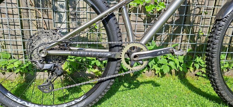 Used Kingdom Vendetta Shimano Deore XT 2021 Mountainbike, Light Gray — image 3 of 9
