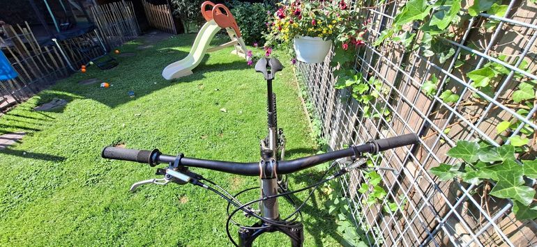 Used Kingdom Vendetta Shimano Deore XT 2021 Mountainbike, Light Gray — image 6 of 9