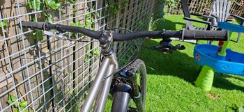 Used Kingdom Vendetta Shimano Deore XT 2021 Mountainbike, Light Gray — image 9 of 9