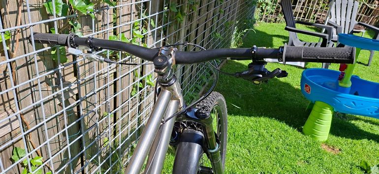 Used Kingdom Vendetta Shimano Deore XT 2021 Mountainbike, Light Gray — image 9 of 9