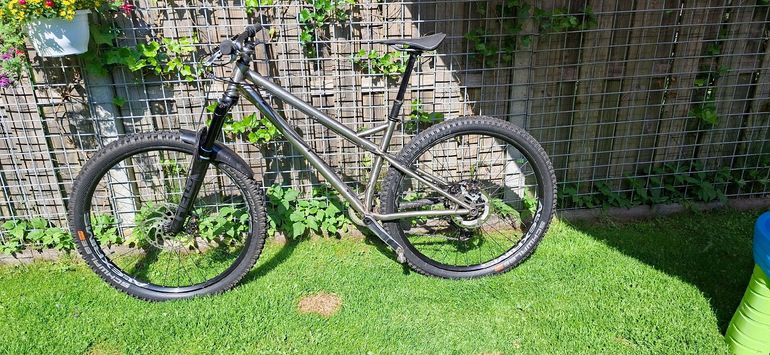 Used Kingdom Vendetta Shimano Deore XT 2021 Mountainbike, Light Gray — image 2 of 9