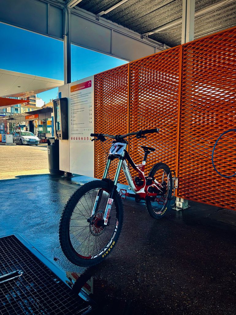 Used Specialized Demo Other Shimano 2015 Mountainbike, White — image 1 of 9