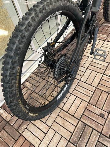 Used Piviot Custom Shimano ZEE 2021 Mountainbike, Black — image 10 of 11