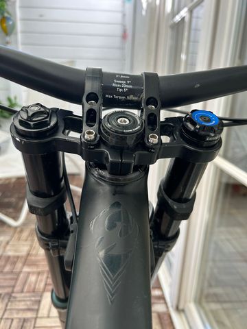 Used Piviot Custom Shimano ZEE 2021 Mountainbike, Black — image 6 of 11