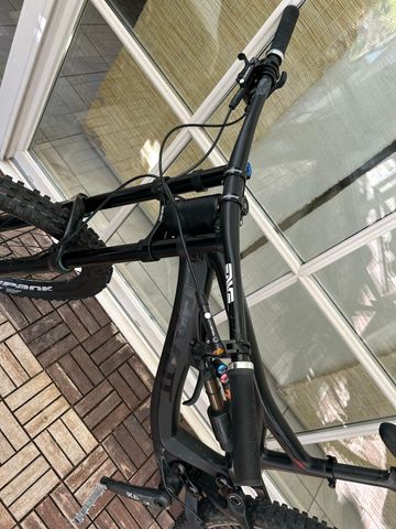 Used Piviot Custom Shimano ZEE 2021 Mountainbike, Black — image 4 of 11