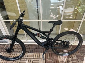 Used Piviot Custom Shimano ZEE 2021 Mountainbike, Black — image 2 of 11