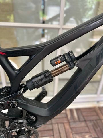 Used Piviot Custom Shimano ZEE 2021 Mountainbike, Black — image 9 of 11