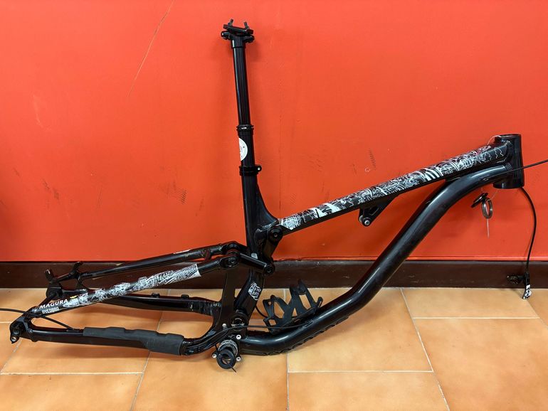 Used Saracen Saracen Custom Frameset 2021 Mountainbike, Schwarz — image 1 of 3