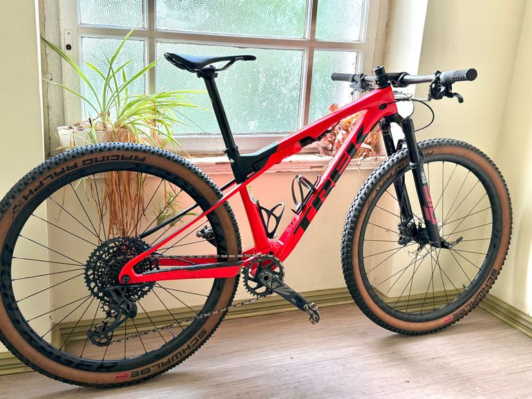 Used Trek Supercaliber 9.8 GX 2021 2021 Mountainbike, Rosso — image 8 of 17
