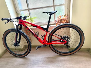 Used Trek Supercaliber 9.8 GX 2021 2021 Mountainbike, Rosso — image 2 of 17