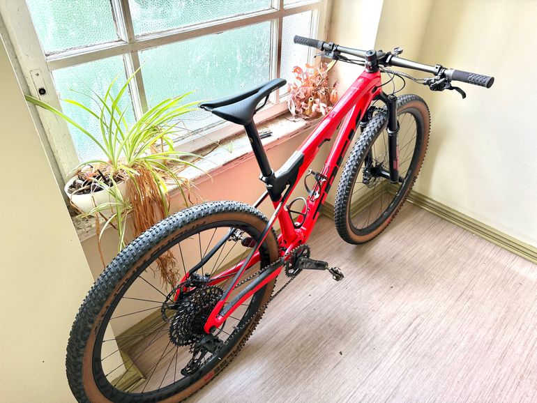 Used Trek Supercaliber 9.8 GX 2021 2021 Mountainbike, Rosso — image 3 of 17