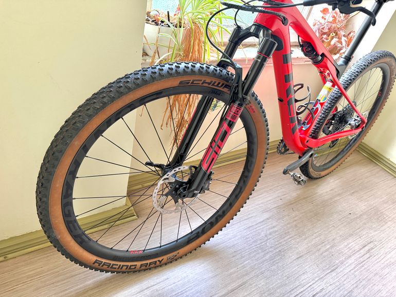 Used Trek Supercaliber 9.8 GX 2021 2021 Mountainbike, Rosso — image 10 of 17