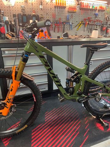 Used Pivot Switchblade 2023 Mountainbike, Green — image 3 of 4
