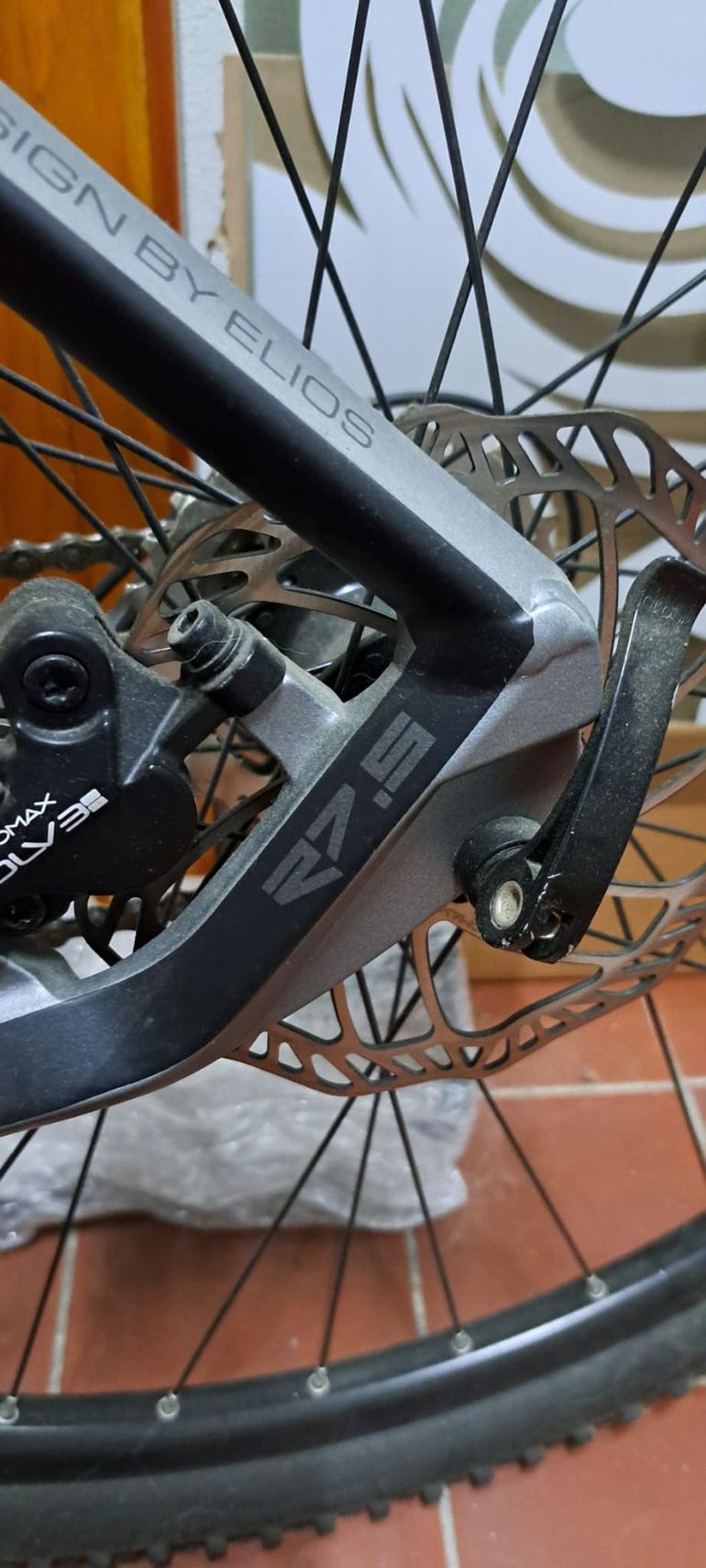 Used Elios Elios Custom Shimano Acera 2019 Mountainbike, Light Gray — image 7 of 9
