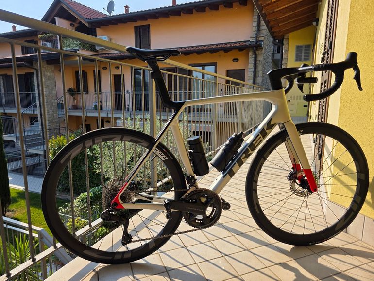 Used Trek Madone SLR 7 Gen 8 2025 2025 Road & Gravel, Hellgrau — image 2 of 22