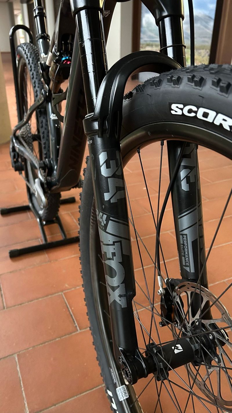Merida Ninety-six Sram Eagle Transmission GX 2024 Mountainbike usato, Grigio chiaro — immagine 4 di 13