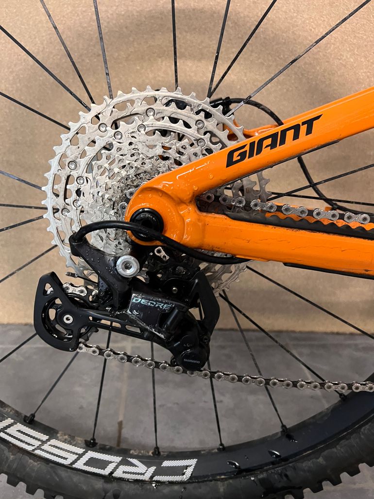 Used Giant Trance Shimano Deore 2022 Mountainbike, Orange — image 3 of 15