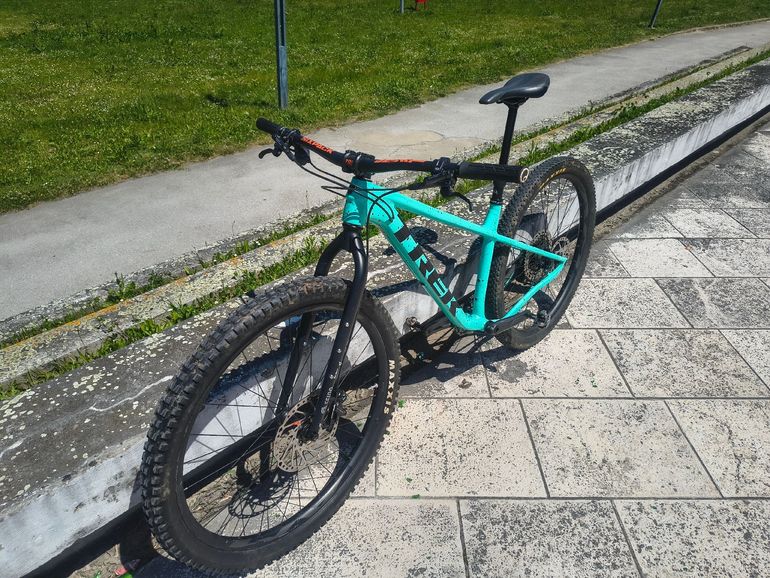 Used Trek Roscoe 7 2023 2023 Mountainbike, Blue, 27.5, 29 — image 2 of 23