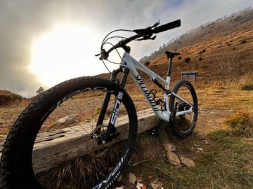 Used Specialized Epic Expert 2023 2023 Mountainbike, White, 29 — image 6 of 17