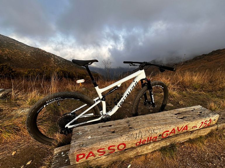 Used Specialized Epic Expert 2023 2023 Mountainbike, Blanco — image 5 of 8