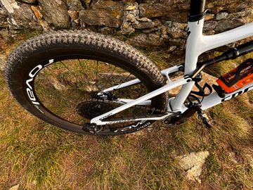 Used Specialized Epic Expert 2023 2023 Mountainbike, White, 29 — image 2 of 17