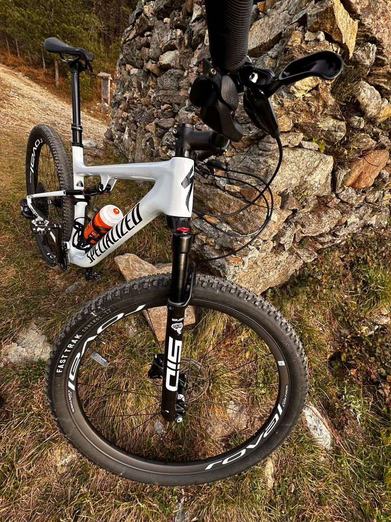 Used Specialized Epic Expert 2023 2023 Mountainbike, Blanco — image 4 of 8