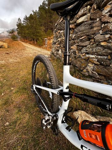 Used Specialized Epic Expert 2023 2023 Mountainbike, White, 29 — image 3 of 17