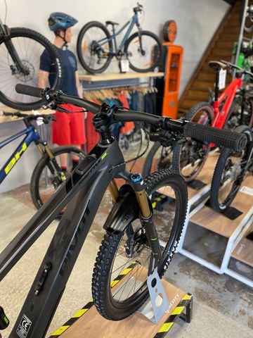 Used Pivot Shuttle Shimano XTR 2025 Mountainbike, Black — image 3 of 3