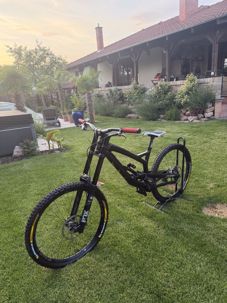 Used YT Industries YT Tues CF Downhill 2016 2016 Mountainbike, Black — image 21 of 23
