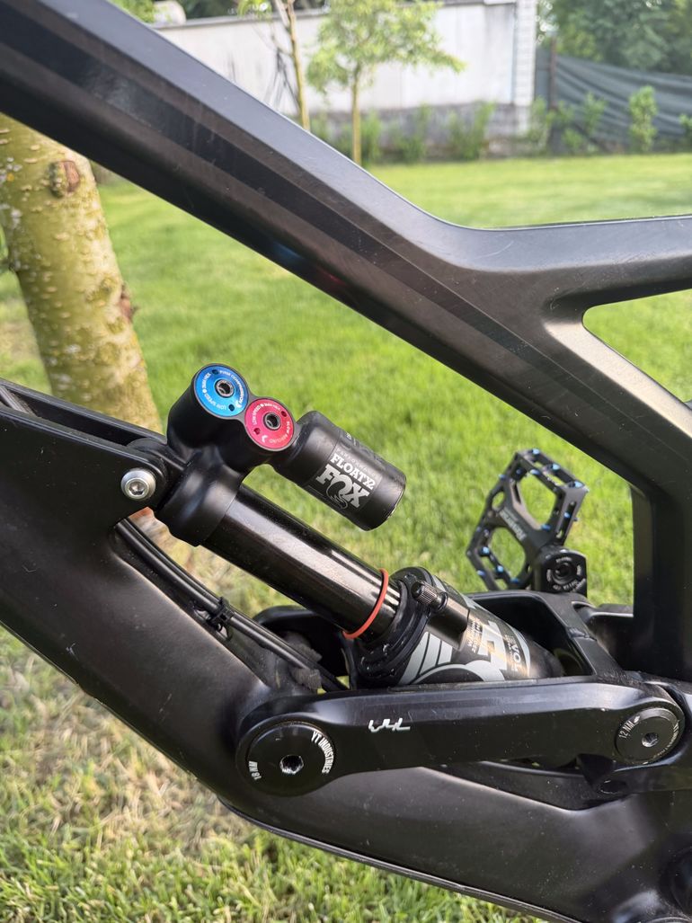 Used YT Industries YT Tues CF Downhill 2016 2016 Mountainbike, Black — image 14 of 23