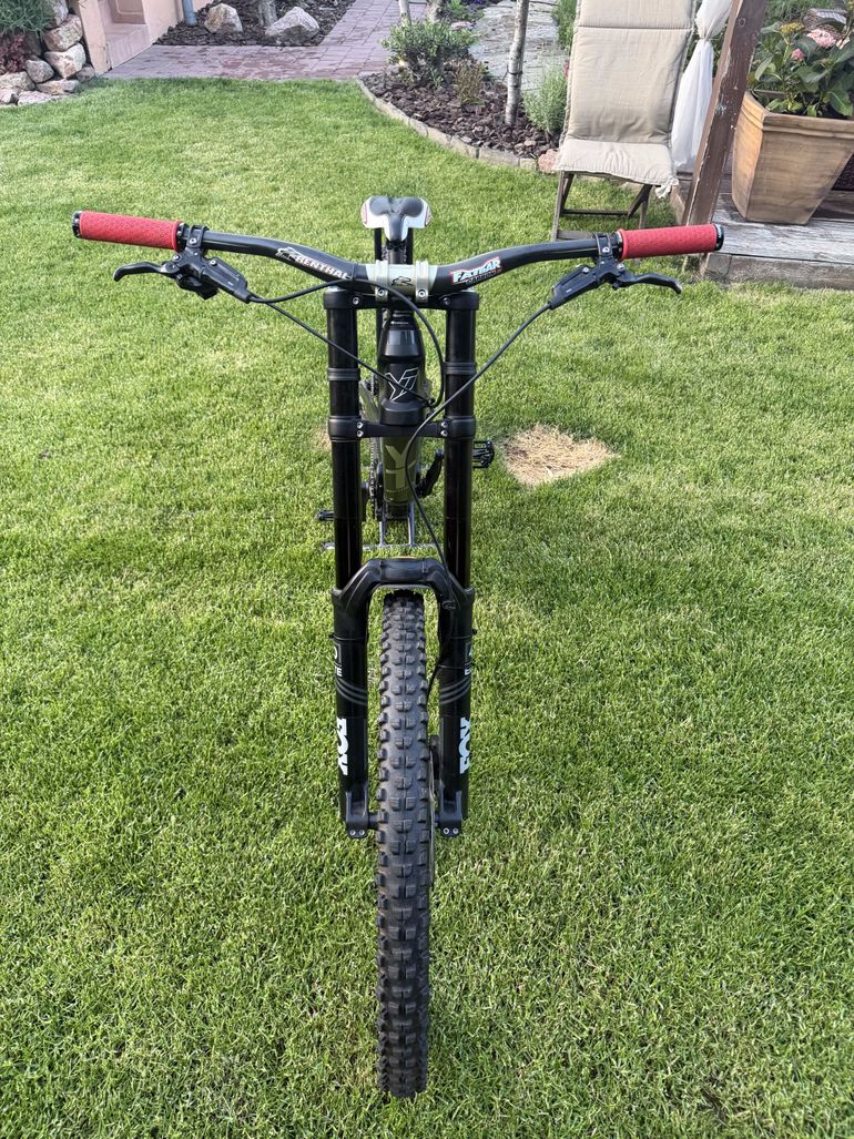 Used YT Industries YT Tues CF Downhill 2016 2016 Mountainbike, Black — image 22 of 23
