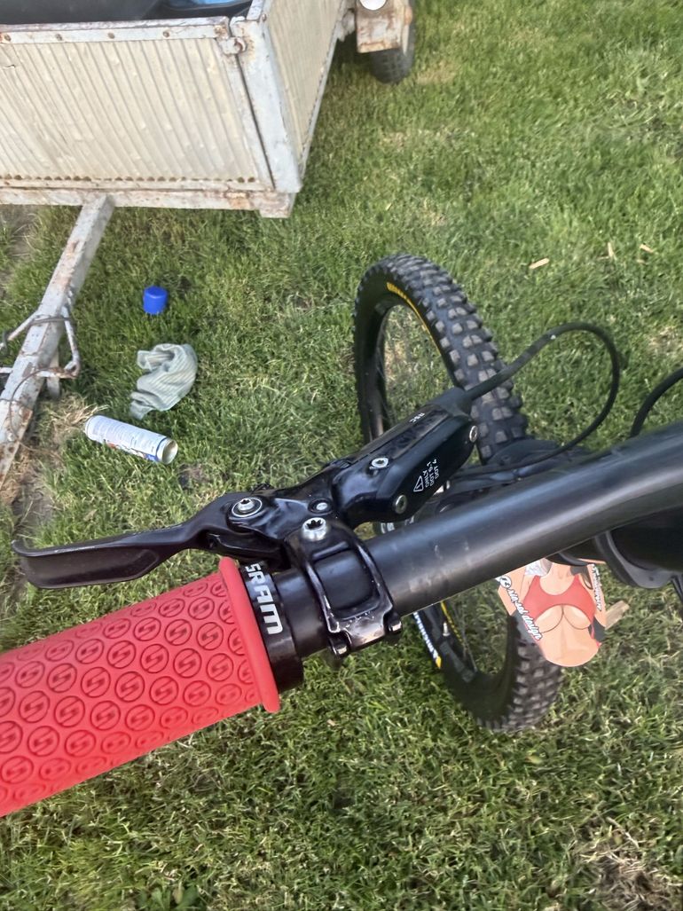 Used YT Industries YT Tues CF Downhill 2016 2016 Mountainbike, Black — image 13 of 23