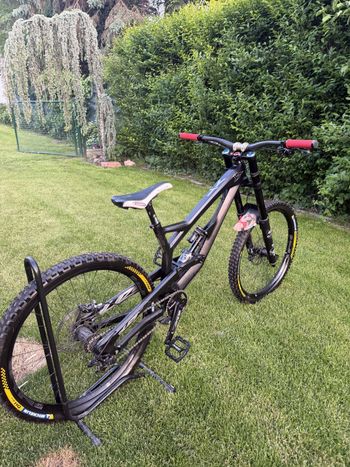 Used YT Industries YT Tues CF Downhill 2016 2016 Mountainbike, Black — image 2 of 23