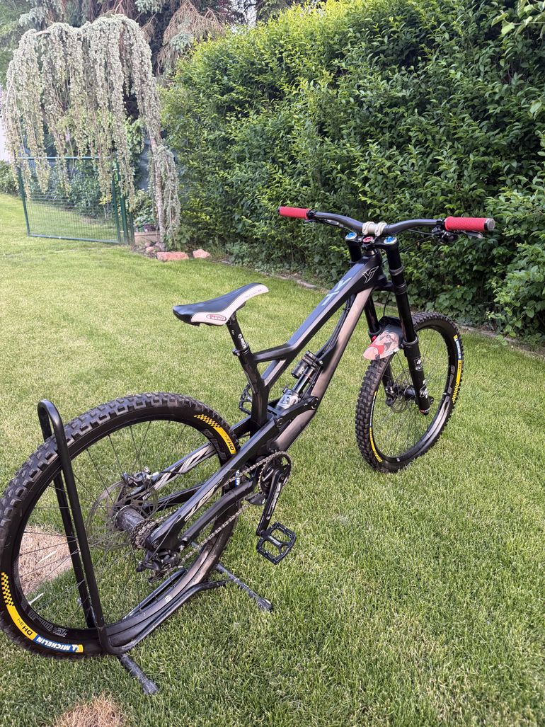 Used YT Industries YT Tues CF Downhill 2016 2016 Mountainbike, Black — image 2 of 23
