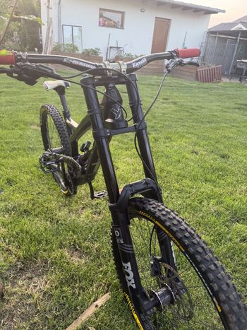 Used YT Industries YT Tues CF Downhill 2016 2016 Mountainbike, Black — image 11 of 23