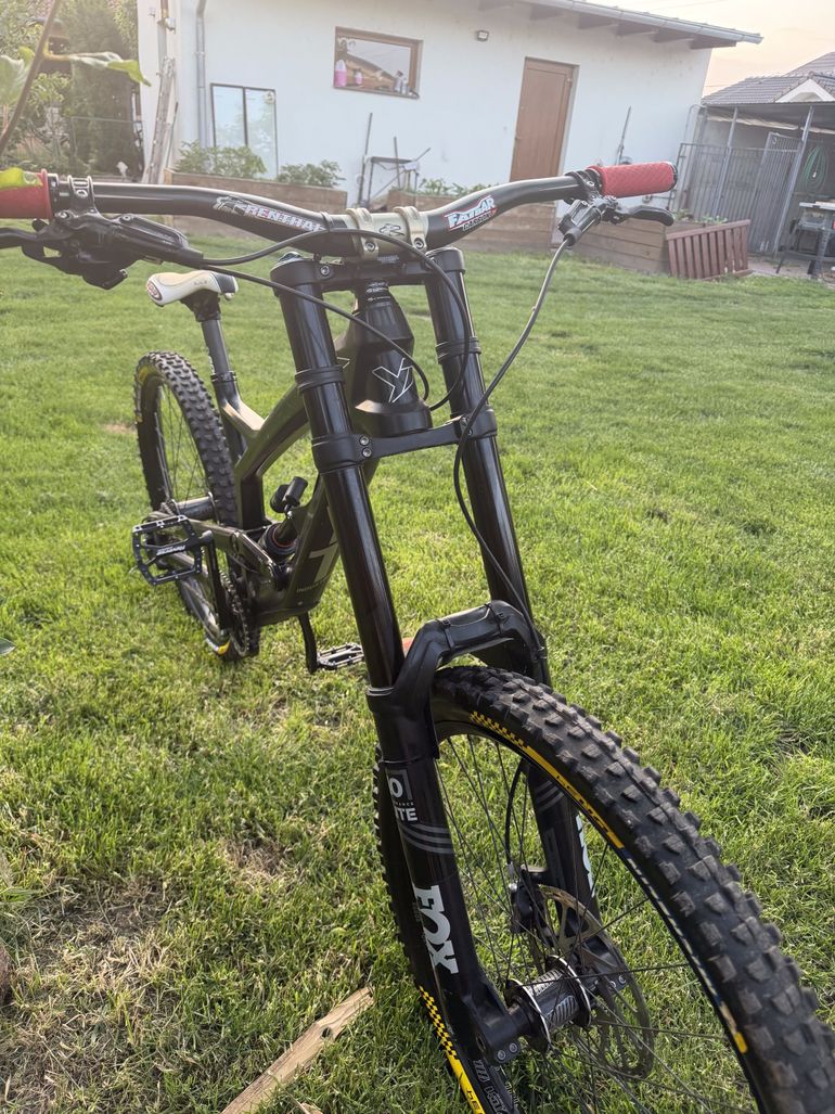 Used YT Industries YT Tues CF Downhill 2016 2016 Mountainbike, Black — image 11 of 23