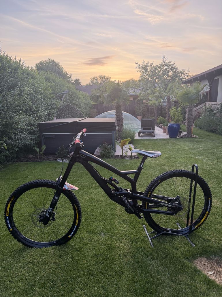 Used YT Industries YT Tues CF Downhill 2016 2016 Mountainbike, Black — image 1 of 23